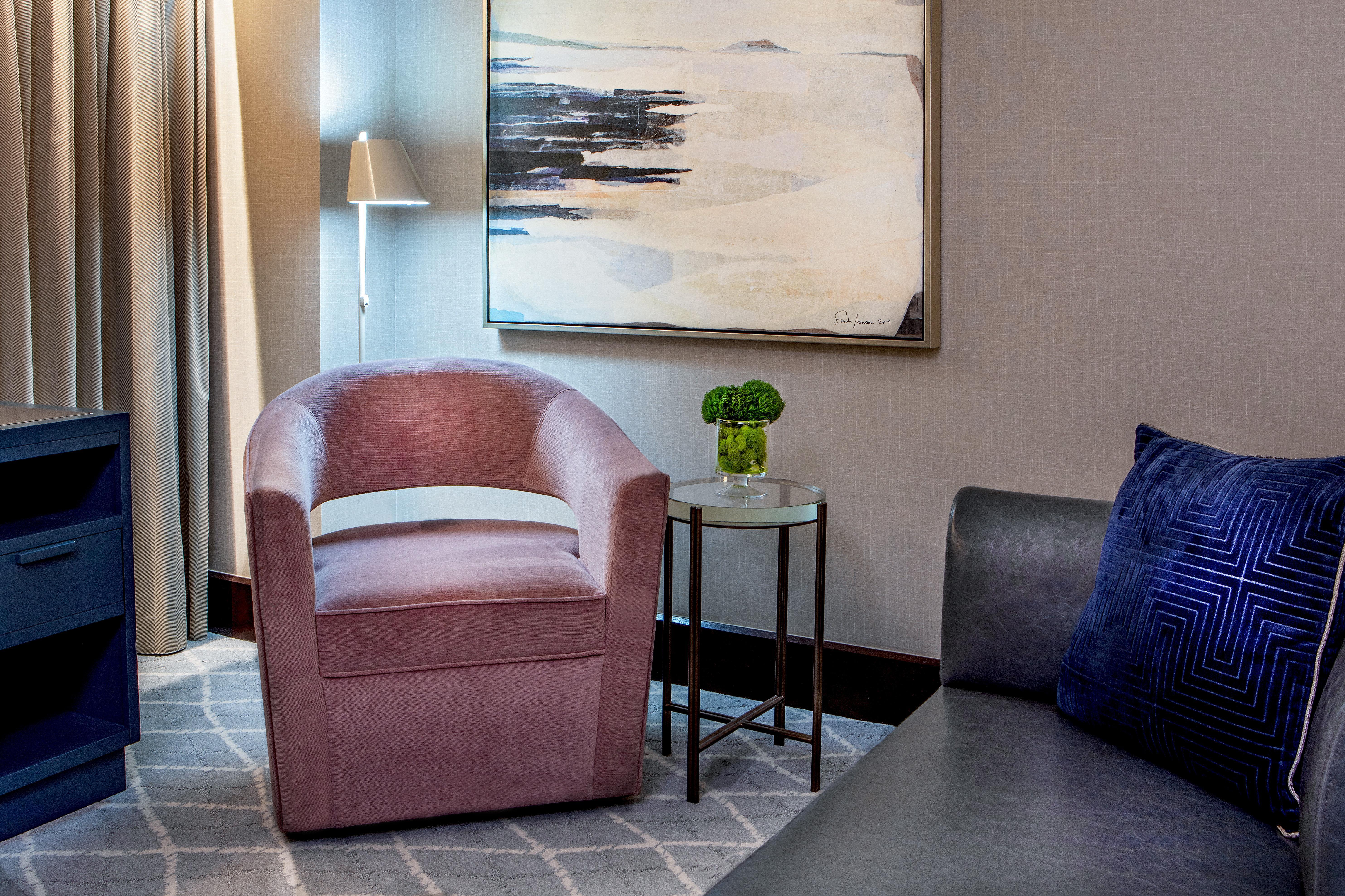 Intercontinental Boston By Ihg Hotel Luaran gambar A chair in a living room