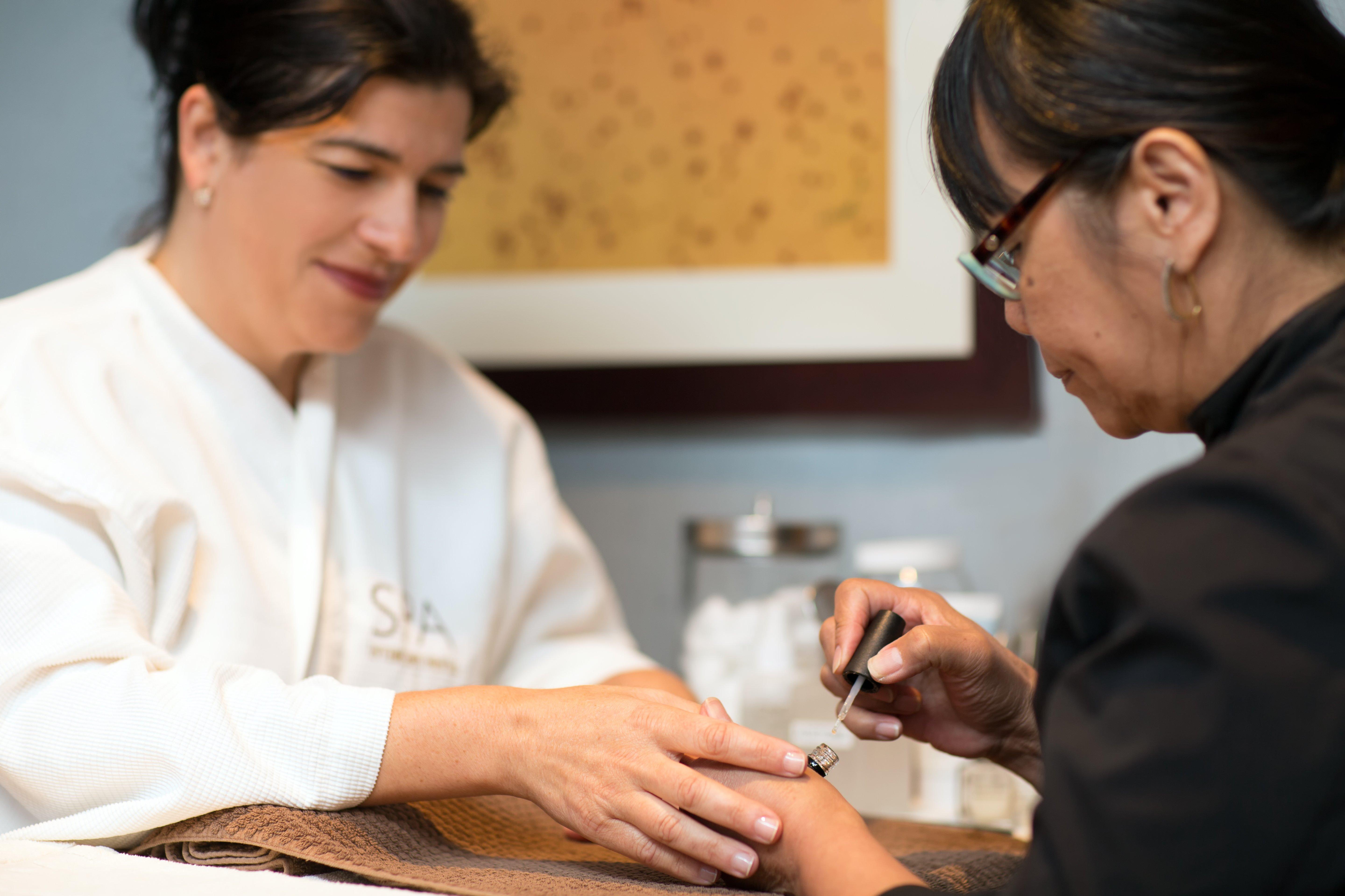 Intercontinental Boston By Ihg Hotel Luaran gambar A woman receiving acupuncture treatment