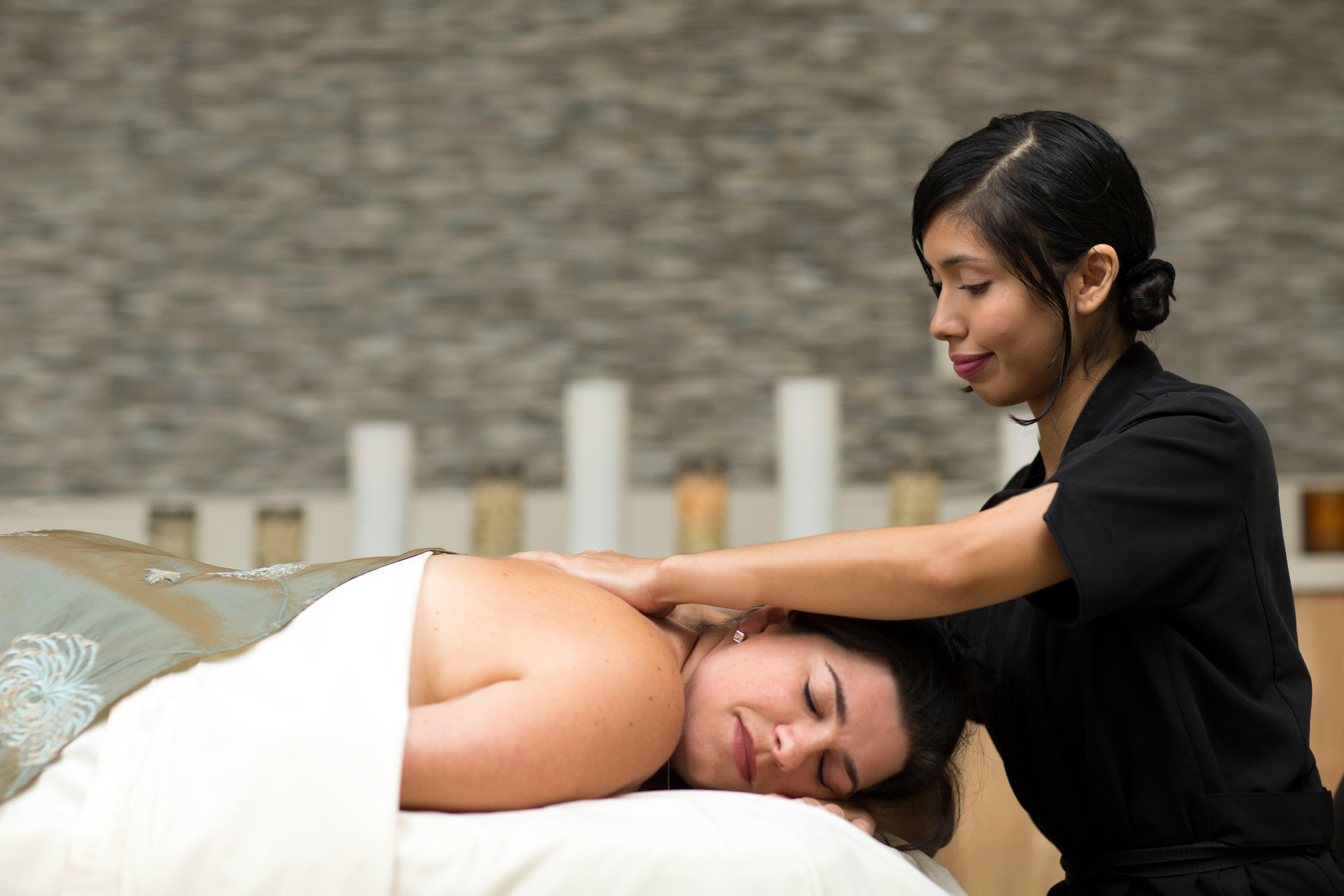 Intercontinental Boston By Ihg Hotel Luaran gambar A massage therapist working on a client