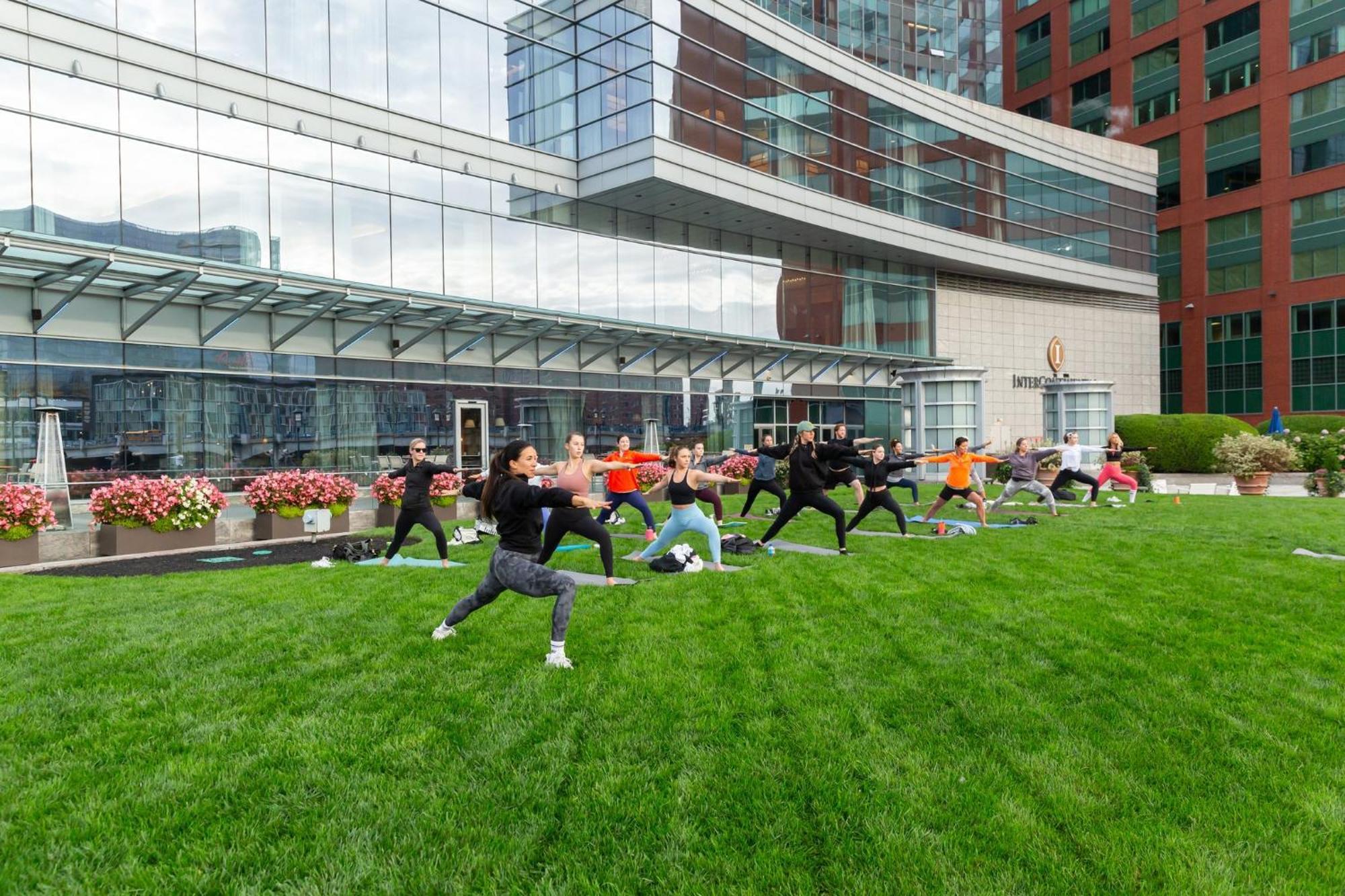 Intercontinental Boston By Ihg Hotel Luaran gambar The rooftop lawn