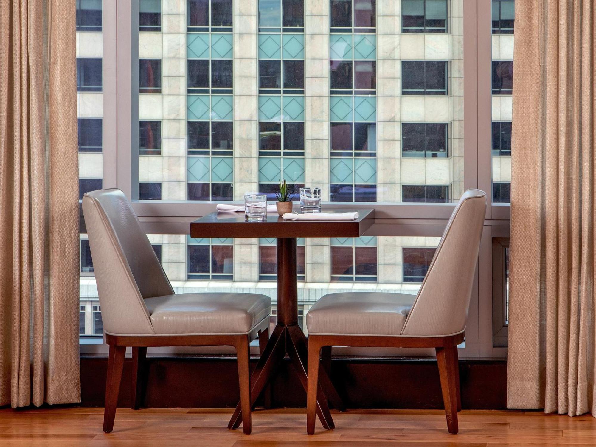 Intercontinental Boston By Ihg Hotel Luaran gambar A table and chairs in a hotel room